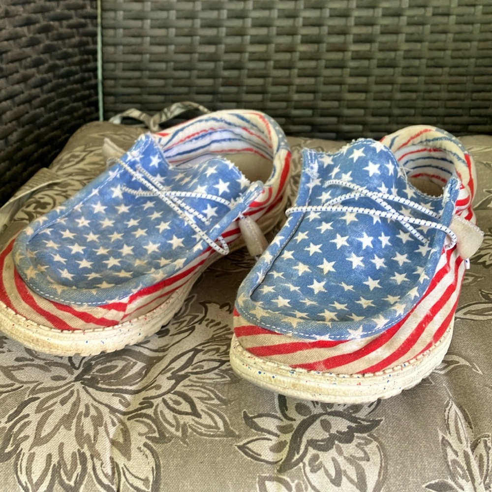Size m 8 w10 hey dudes